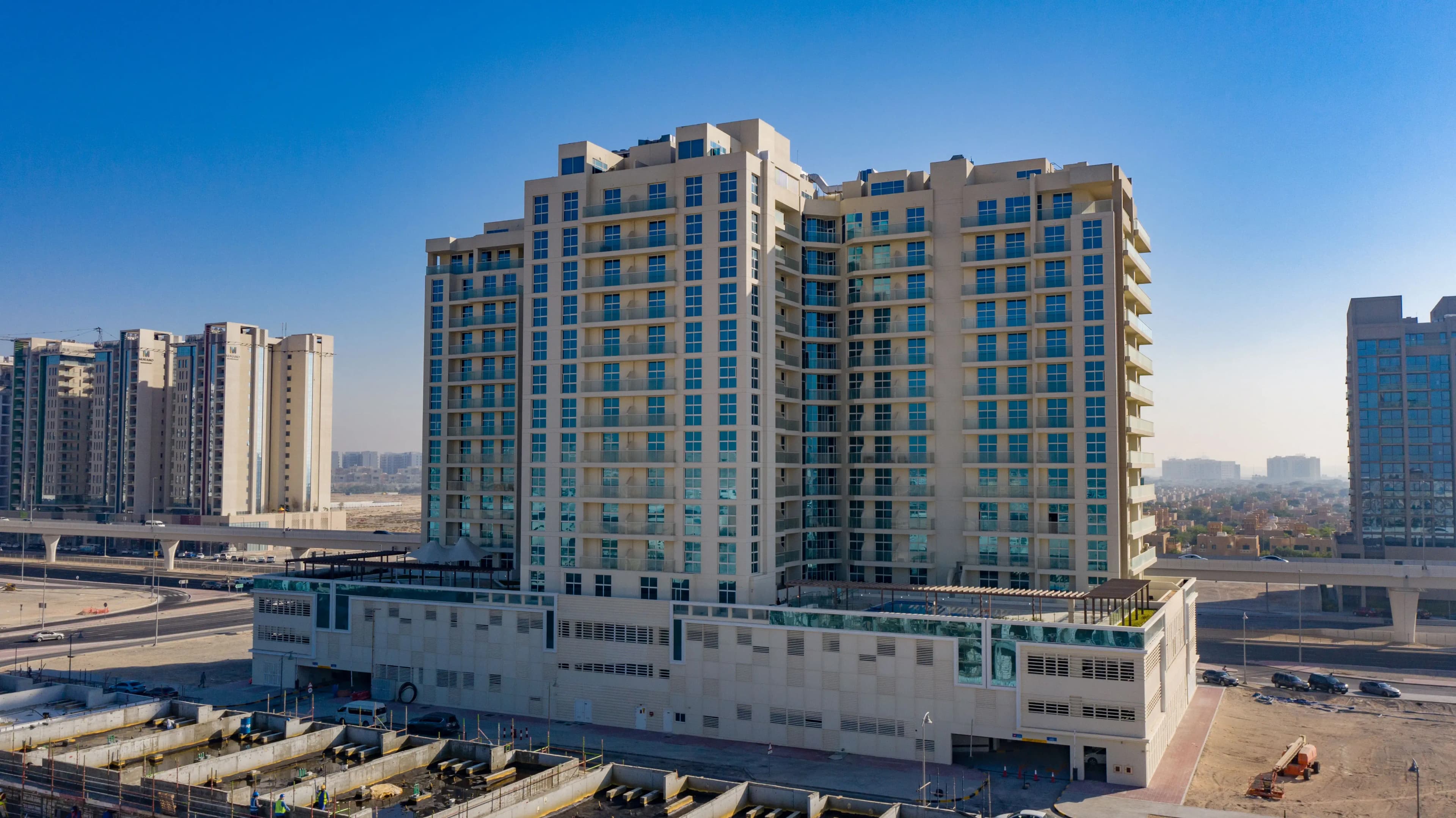 Azizi Plaza architecture